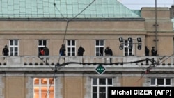 Вооруженная полиция на балконе здания Карлова университета в Праге, 21 декабря 2023 года