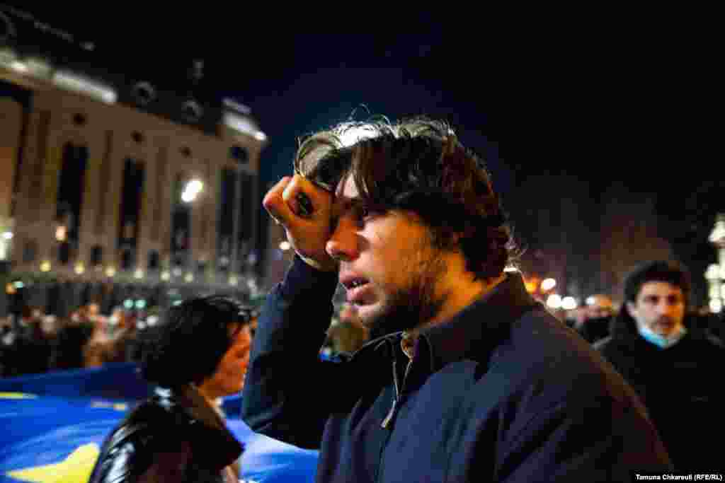 Протестиращ, който е пострадал от сълзотворния газ, използван от грузинската полиция срещу демонстрантите.