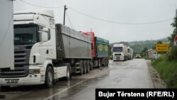 Kamioni parkirani na Merdarama, 15. juni 2023.