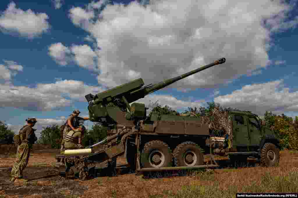 A Bohdana legénysége munka közben. Ukrajna 152 mm-es lövedékkészlete erősen megfogyatkozott, többek között a lőszerraktárak elleni orosz támadások miatt