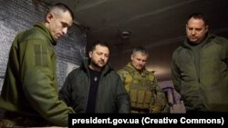 Президентът на Украйна Володимир Зеленски по време на посещение в град Авдиивка, който се намира недалеч от окупирания Донецк, 29 декември 2023 г. 