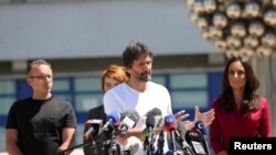 Словачкиот министер за одбрана Роберт Калињак во обраќање пред медиумите пред болницата во која е хоспитализиран Роберт Фицо, Банска Бистрица, 18 мај 2024 година.