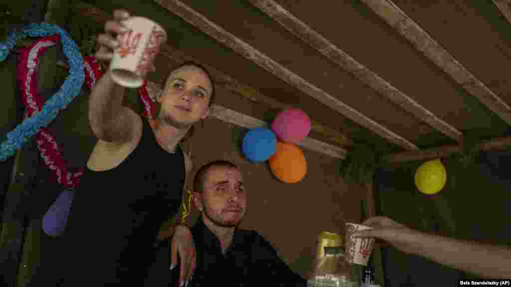 Soroka dhe Ryabets e festojnë dasmën duke ngritur dolli me familje dhe miq.