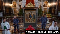 Orosz ortodox hívő hajol meg a történelmi ikon előtt a moszkvai Megváltó Krisztus-székesegyházban 2023. június 4-én