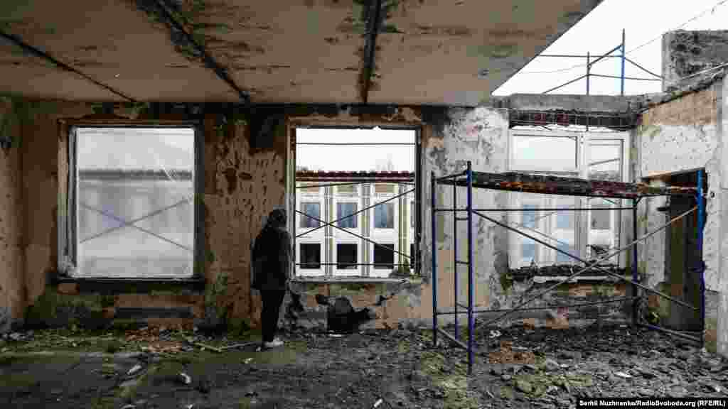 Сотрудница лицея показывает место, куда попал снаряд. ЮНИСЕФ выделил 5,2 миллиона долларов на реконструкцию лицея № 3