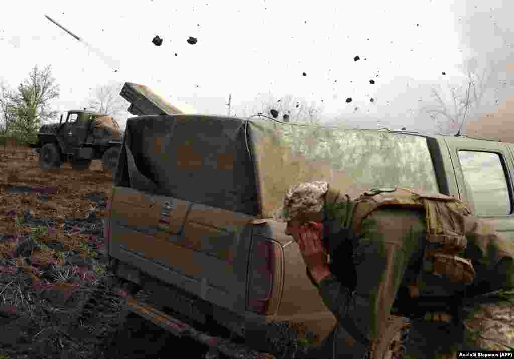 Artileriștii ucraineni trag cu un lansator de rachete multiple BM-21 Grad spre pozițiile rusești de pe linia frontului de lângă Bahmut, în regiunea Donețk, la 18 aprilie. Forțele Moscovei folosesc tot mai mult artileria grea și atacurile aeriene în orașul Bahmut, a declarat comandantul forțelor terestre ucrainene la 18 aprilie.