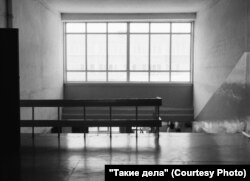 Korridori i shkollës në hyrje të sallës kryesore.