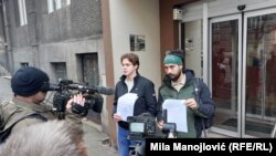 Dvojica aktivista Pavle Cicvarić, iz organizacije Studenti protiv nasilja (levo) i Ivan Bjelić (desno) predali su zahtev Ministarstvu državne uprave Srbije za otvaranje biračkih spiskova, 27.12.2023.