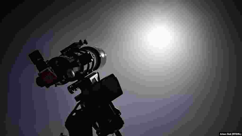 Një teleskop i Observatorit dhe Planetariumit Kombëtar të Kosovës&nbsp;në fshatin Rashincë, Shtime, i drejtuar kah dielli.