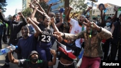 Reakcija demonstranata pošto je policija upotrebila suzavac kako bi ih rasterala u Najrobiju, Kenija, 25. juna 2024.