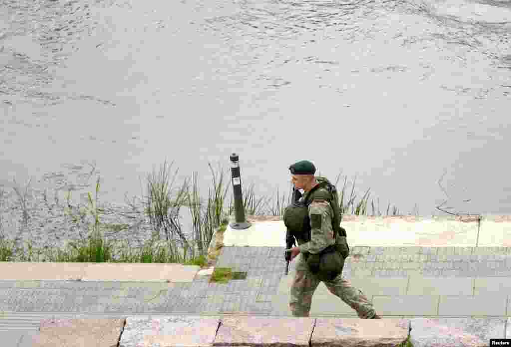 Vojnik litvanske vojske patrolira u Vilniusu, Litvanija 10. jula 2023.&nbsp;