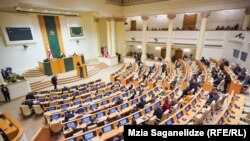ფოტო არქივიდან: საქართველოს პარლამენტის პლენარული დარბაზი, დეპუტატები უსმენენ პრეზიდენტის ყოველწლიურ მოხსენებას.