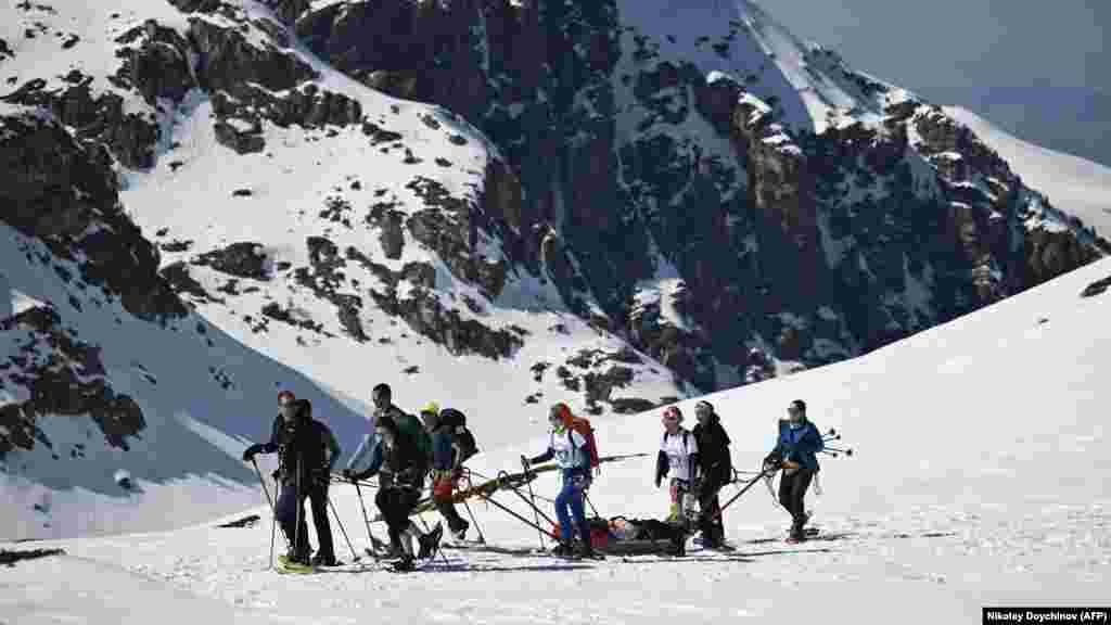 Grupa volontera vuče osobu sa invaliditetom na planinu. Neki od dobrovoljaca koji su učestvovali u ekspediciji 23. marta doputovali su iz Varne, na krajnjem istoku Bugarske, da bi učestvovali. Najmlađi volonter imao je samo sedam godina. &nbsp;