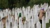 O femeie musulmană își plânge rudele pierdute în masacrul de la Srebrenica, la 11 iulie 2024.