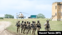 Illusztráció, katonák a Magyar Honvédség (MH) harc- és reagálóképességének növelése kapcsán elrendelt különleges műveleti gyakorlat után az MH Bakony Harckiképző Központ – "romváros" területén Újdörögdön 2022. szeptember 1-jén