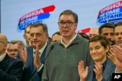 Predsednik RS Milorad Dodik, predsednik Srbije Aleksandar Vučić i premijerka Srbije Ana Brnabić tokom obraćanja pristalicama posle izbora, Beograd, 17. decembar 2023.