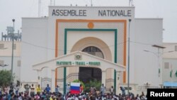 چند روز پس از حمله عده‌ای به سفارت فرانسه، کودتاگران نیجر موافقتنامه‌های نظامی با این کشور را لغو کردند