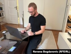 Laptop je Andreju Gnjotu "prozor u svijet". Svakodnevno se, kako kaže, dopisuje sa porodicom i prijateljima, ali i sa aktivistima za ljudska prava, i ostalima koji mu pomažu da ne bude izručen u Bjelorusiju, 14. jun 2024.