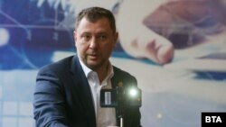 Изпълнителният директор на "Информационно обслужване" Ивайло Филипов по време на демонстрация на системата за видеонаблюдение на броенето на бюлетините