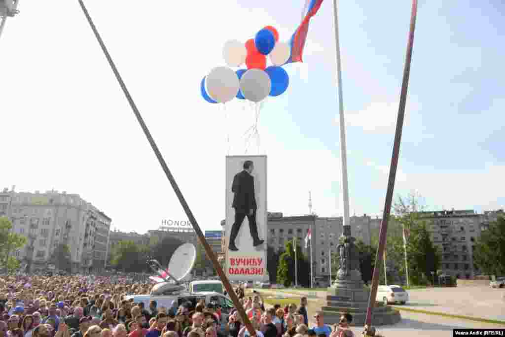 Na jednom od transparenata na protestu ukazali su na odgovornost predsednika države za tragedije i piše &quot;Vučiću odlazi&quot;.