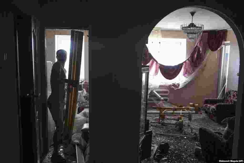 Muškarac počinje raspremati krhotine u stanu nakon napada. Moskva je negirala da je namjerno gađala civile, ali njeni napadi projektilima i bespilotnim letjelicama stalno pogađaju stambena područja u gradovima širom Ukrajine.