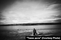 Mihail atya csónakkal utazik a szomszédos Nazimovo faluba az ottani hívőkhöz