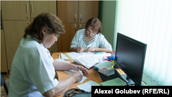 Medicul de familie Maria Putregai și asistenta medicală care o ajută. 