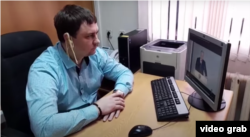 Mikhail Abdalkin duke shikuar fjalimin e Putinit drejtuar kombit.