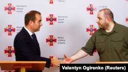 Francuski ministar odbrane Sebastijen Lekornu i ukrajinski ministar odbrane Rustem Umerov u Kijevu 28. septembar 2023.
