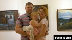 Рускиот дипломат Алексеј Иваненко со сопругата Екатерина и ќерката во Индија во 2015 година