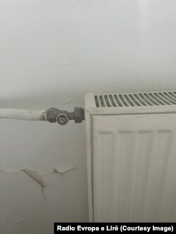 Radijator kome nedostaje mehanizam za podešavanje temperature.