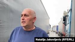 "Problem je što provodimo dva do tri dana na graničnim prelazima, potpuno nefunkcionalnih u poslu", objašnjava Zoran Andrić iz Požege