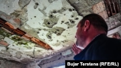 Rupe u zidovima i na plafonu kuće porodice Gaši, nastale od tenkovskih granata i municije velikog kalibra, nikada nisu zatvorene.