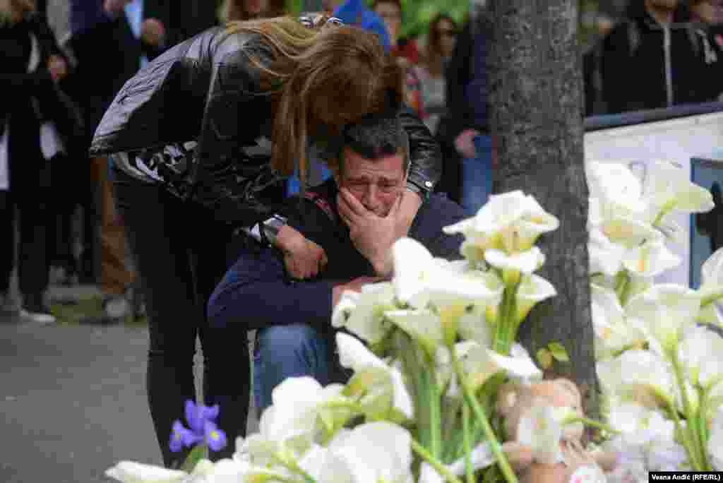 Ispred škole je bio i odbojkaški trener Dragan Kobiljski, otac ubijene devojčice. Ona je među devet žrtava masovne pucnjave 3. maja.&nbsp;
