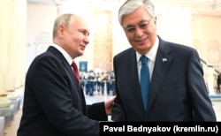 Russian President Vladimir Putin (left) meets Kazakh President Qasym-Zhomart Toqaev in Astana on November 9.
