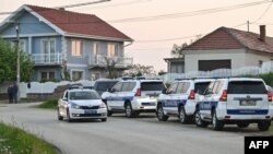 Полиција го блокираше патот во селото Дубона во близина на градот Младеновац, Србија, 5 мај 2023 година.