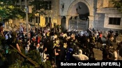 აქცია პარლამენტის ერთ-ერთ შესასვლელთან. 2 მაისი, 2024 წელი