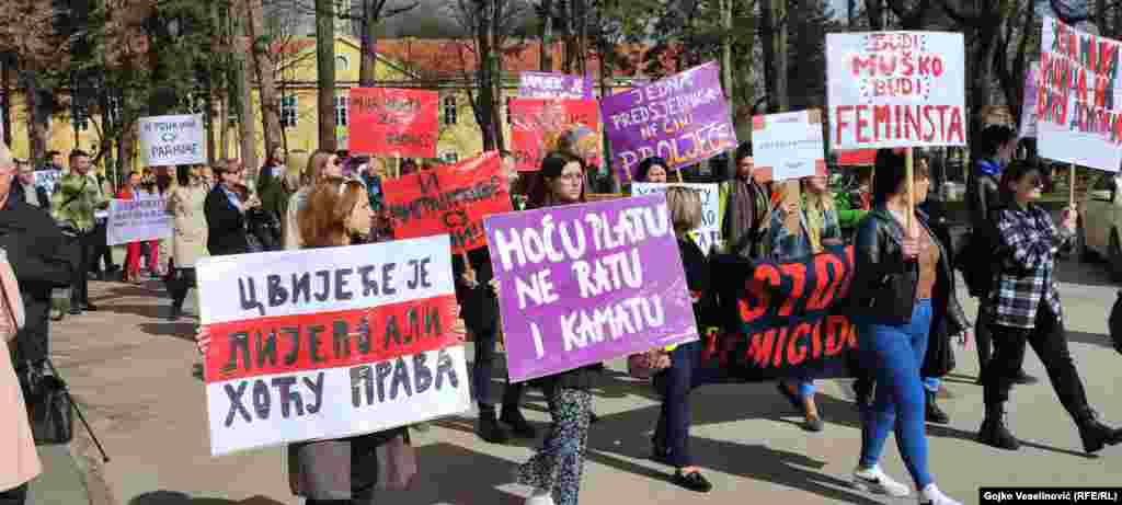 &quot;Za poruku smo se odlučile iz razloga što nam se sve veći broj žena javlja koje trpe diskriminaciju na poslu, seksualno uznemiravanje, ekonomsku nejednakost, da nisu jednako plaćeno kao njihove kolege, iako im je obim posla isti ili veći. Poražavajuća nam je činjenica da 58% žena u Bosni i Hercegovini traži posao. Svaka ekonomski zavisna žena i neobrazovana žena je žena koja ne može da prijavi nasilje&ldquo;, kazala je Milica Pralica, aktivistkinja građana &bdquo;Oštra nula&ldquo;. (Banjaluka)