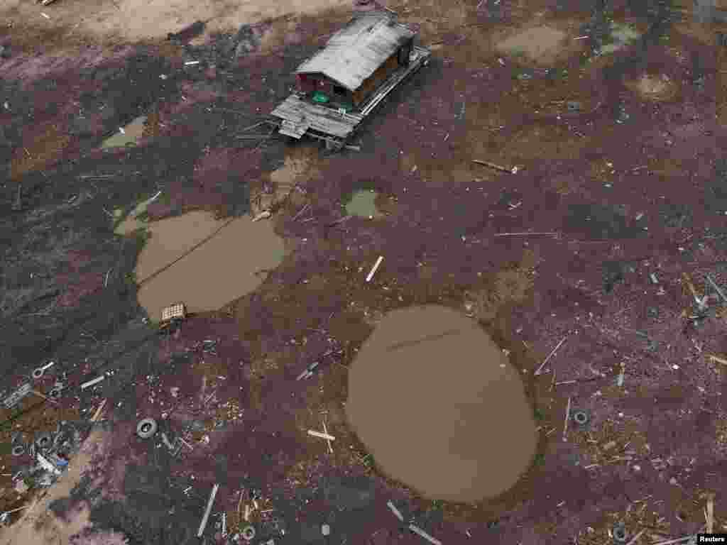 Kuća na vodi nasukana je nakon što je razina vode u najvećoj riječnoj luci u brazilskoj prašumi pala na najnižu točku u najmanje 121 godinu, 16. oktobra 2023.