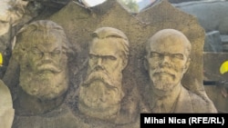 Tripticul găsit la fostul Muzeu al Partidului Comunist a fost și el vandalizat și are nasurile sparte.