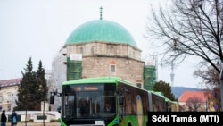 Új Volvo buszok a pécsi Széchenyi téren 2014. február 14-én. Öt új csuklós Volvo 7900-as busz állt forgalomba a városban ekkor, az új utastájékoztató rendszerrel felszerelve. Ezekkel együtt akkor 42 új busz szolgálta a helyi utasokat a Tüke Busz Zrt. flottájában.