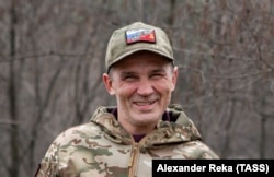 Önkéntes orosz katona Kreminnánál 2023 márciusában, sapkáján orosz és szovjet szimbólumok láthatóak