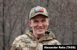 Руски доброволец край Кремина, сниман през март 2023 г. с шапка с руски и съветски символи.