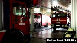 Vatrogasna vozila u glavnoj vatrogasnoj stanici u Harkivu dok se napolju oglašava vazdušna uzbuna