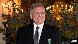 Робърт Земекис позира с френския Орден за изкуство и литература, след като му е връчен от министъра на културата на Франция, Париж, 19 ноември 2016 г.