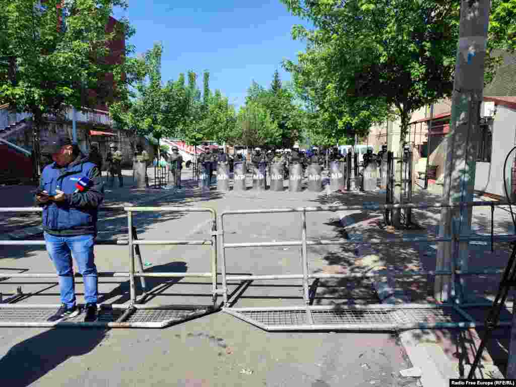 Pjesëtarët e misionit paqeruajtës të NATO-s në Kosovë, KFOR, të pranishëm në Zveçan. Më 29 maj, protestuesit serbë u përleshën me trupat e KFOR-it. Nga përleshjet u plagosën 30 ushtarë ndërkombëtarë dhe disa protestues.&nbsp;&nbsp;