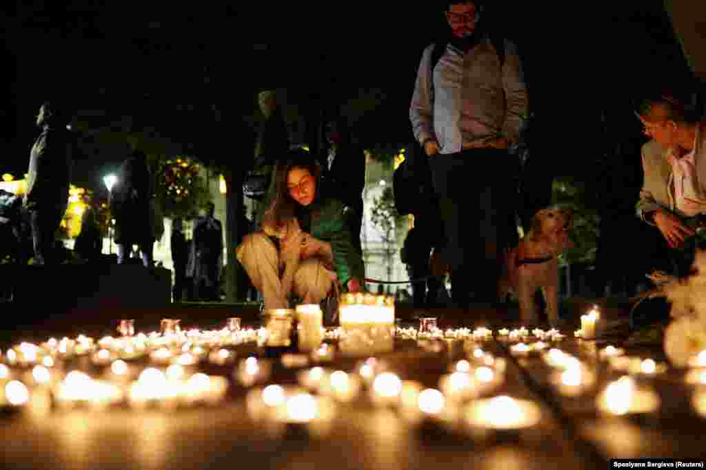 În fața Monumentului salvării evreilor bulgari din Sofia, la 10 octombrie, oamenii se reculeg și se roagă pentru cei căzuți