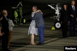 Пол Уилън прегръща сестра си Елизабет след пристигането си в САЩ, 1 август 2024 г.