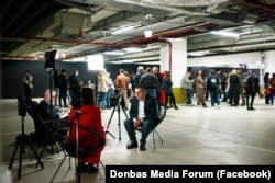 მედიაფორუმის მონაწილეები გეგმას არ ცვლიან, ჟურნალისტების ნაწილი ინტერვიუებს წერს, ნაწილი გამომსვლელებს უსმენს
