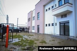 Një nga hyrjet e spitalit ku shihen mbeturinat në oborr.